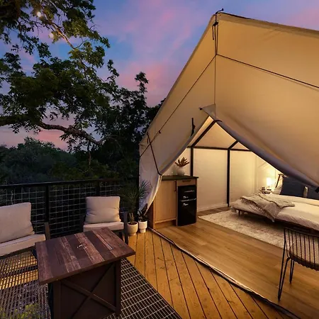 Treehouse Glamping At Pecan Haven!